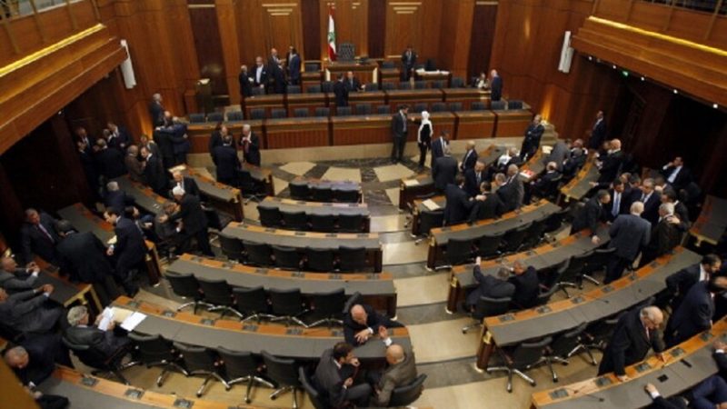 “الأمير السعودي المزيف أبو عمر” و”الإصبع الوسطى”.. جدل في البرلمان اللبناني