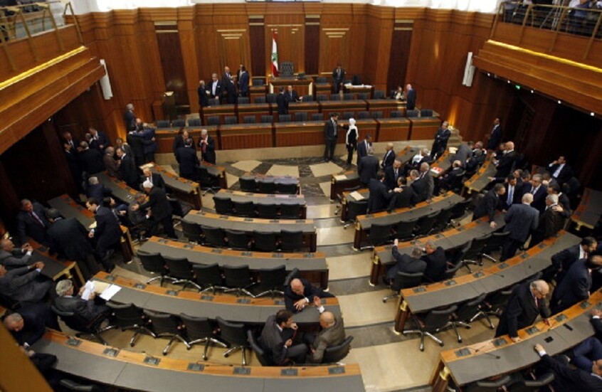 “الأمير السعودي المزيف أبو عمر” و”الإصبع الوسطى”.. جدل في البرلمان اللبناني