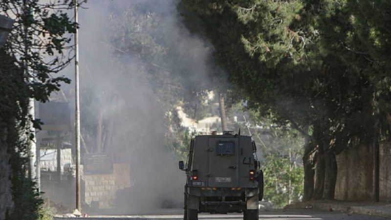 الجيش الإسرائيلي يُطلق قنابل دخانية على نساء وأطفال في ريف القنيطرة السوري