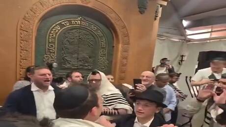 مستوطنون يحتفلون داخل الحرم الإبراهيمي في الخليل وآخرون يشككون في صحة الفيديو