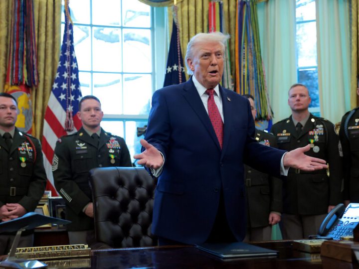 “نيويورك تايمز”: ترامب يضع أعلاما في المكتب البيضاوي أكثر من أسلافه