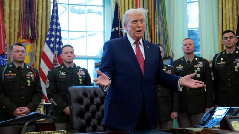 “نيويورك تايمز”: ترامب يضع أعلاما في المكتب البيضاوي أكثر من أسلافه