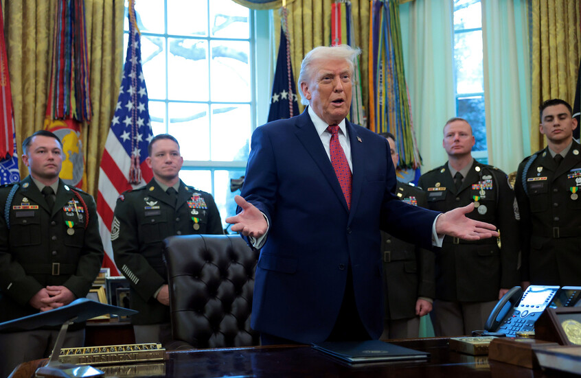 “نيويورك تايمز”: ترامب يضع أعلاما في المكتب البيضاوي أكثر من أسلافه