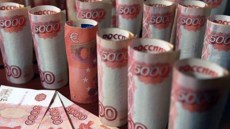 وكالة بلومبرغ تحدد العملة الأقوى في عام 2025