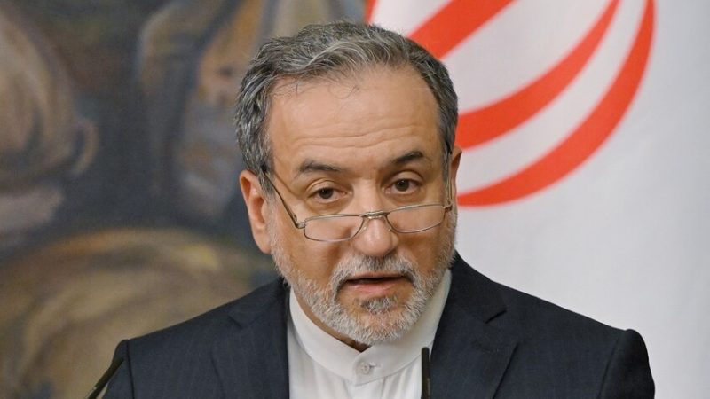 عراقجي يدعو واشنطن إلى عدم خداع العالم بكلمات عن اليد الممدودة