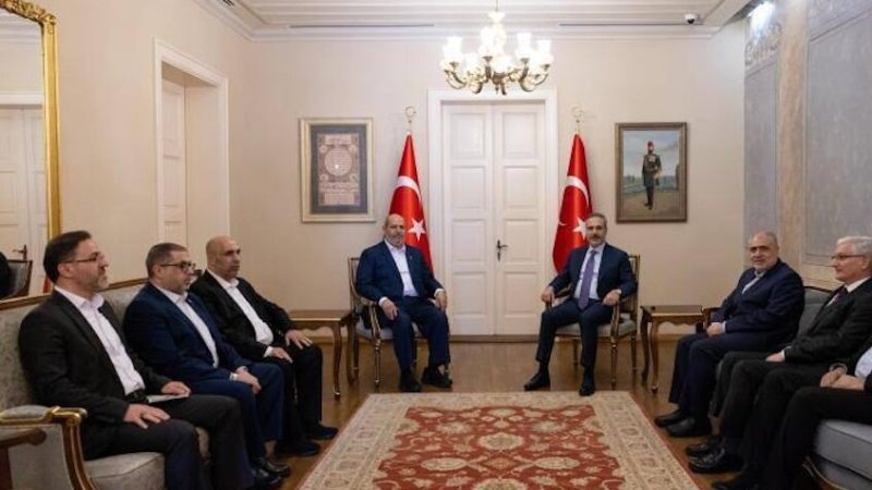 وفد من قيادة “حماس”  يلتقي وزير الخارجية التركي في أنقرة