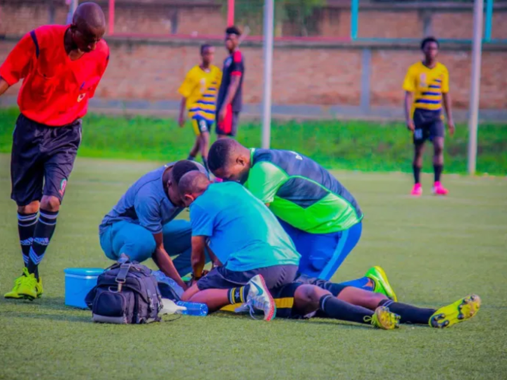 وفاة لاعب كرة قدم وسط مباراة رسمية بسبب “تميمة سحرية”