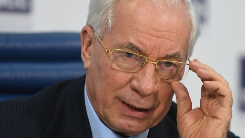 رئيس وزراء أوكرانيا السابق: تمسك زيلينسكي بجيش قوامه 800 ألف جندي يدل على عدم تفكيره في السلام