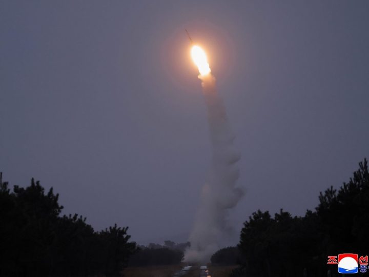 كيم يحذر من مخاطر خطة سيئول للغواصات النووية ويشرف على اختبار صاروخ جديد