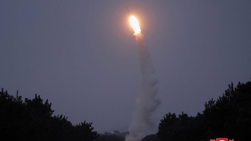 كيم يحذر من مخاطر خطة سيئول للغواصات النووية ويشرف على اختبار صاروخ جديد