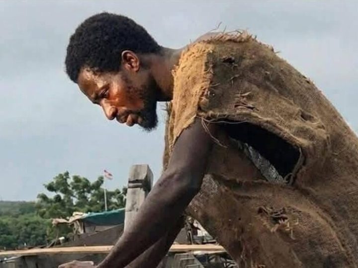 زحف بشري إلى غانا لاعتلاء السفن استجابة لهرطقات “النبي إيبو نوح” حول طوفان عالمي وشيك (فيديو)