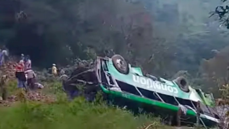 سقوط حافلة ركاب في واد بفييراكروز المكسيكية يسفر عن 8 قتلى و19 مصابا