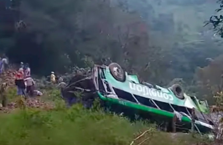 سقوط حافلة ركاب في واد بفييراكروز المكسيكية يسفر عن 8 قتلى و19 مصابا