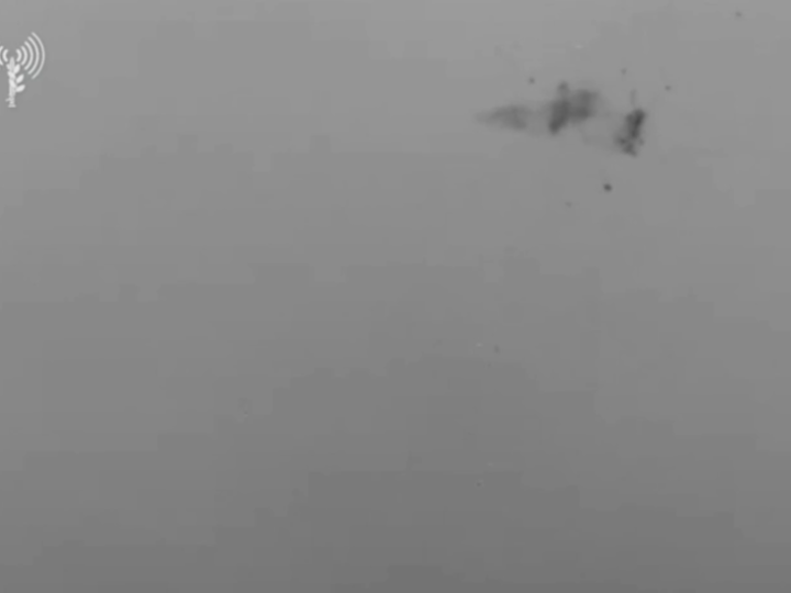 لأول مرة.. مروحية قتالية إسرائيلية تعترض مسيرتين أثناء محاولتهما التسلل من مصر (فيديو)