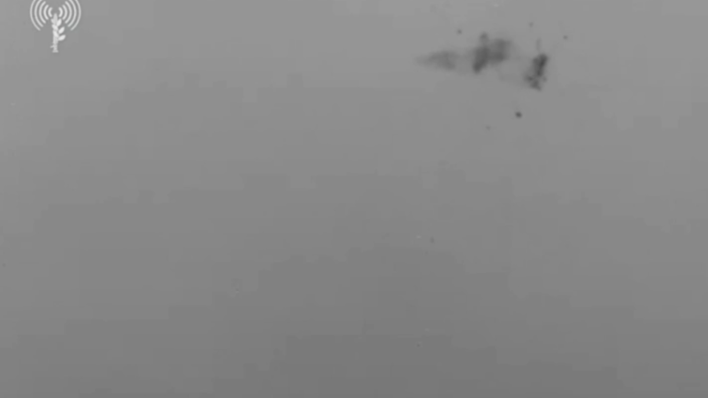 لأول مرة.. مروحية قتالية إسرائيلية تعترض مسيرتين أثناء محاولتهما التسلل من مصر (فيديو)