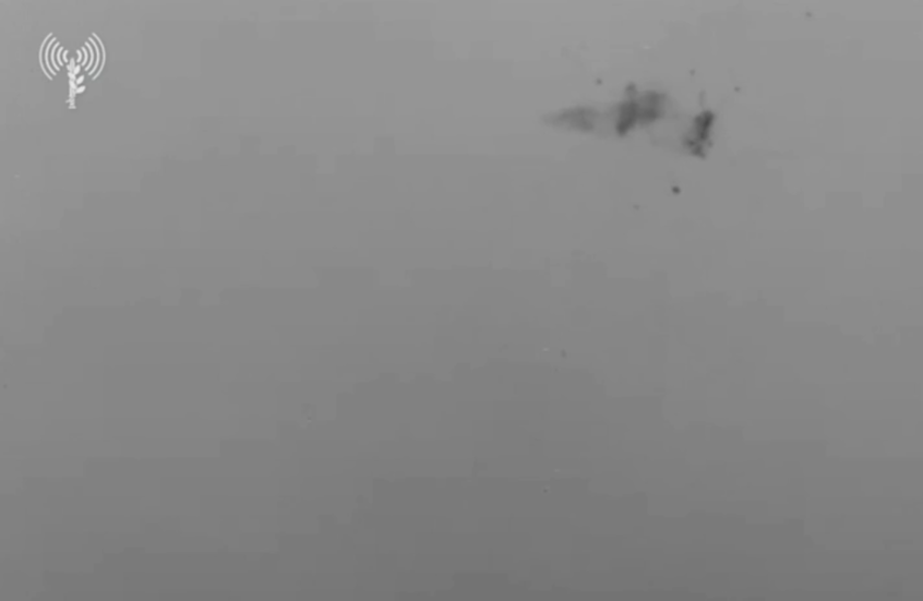 لأول مرة.. مروحية قتالية إسرائيلية تعترض مسيرتين أثناء محاولتهما التسلل من مصر (فيديو)