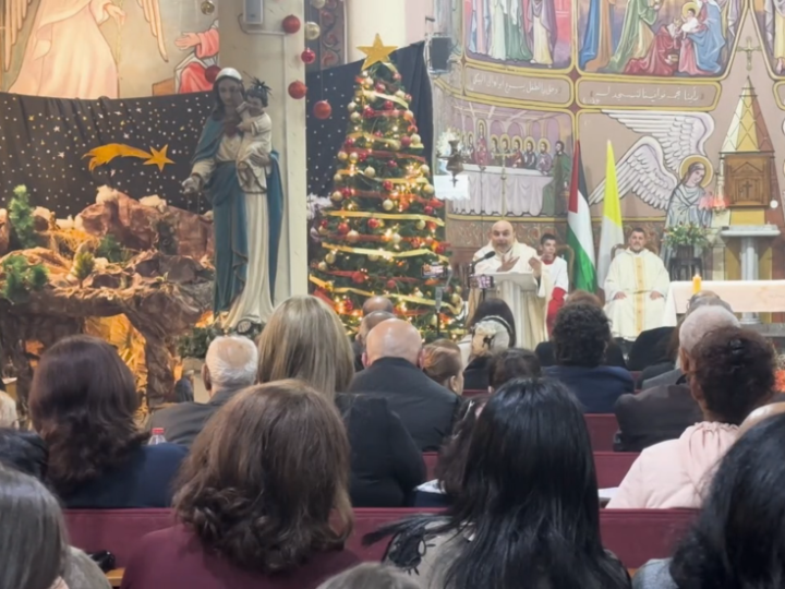 غزة تحتفل كئيبة بعيد الميلاد.. كنائس مدمرة وقلوب حزينة تنتظر السلام (فيديوهات)