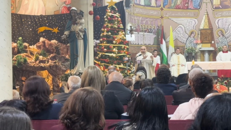 غزة تحتفل كئيبة بعيد الميلاد.. كنائس مدمرة وقلوب حزينة تنتظر السلام (فيديوهات)