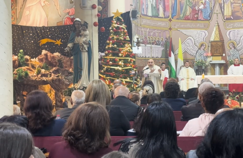 غزة تحتفل كئيبة بعيد الميلاد.. كنائس مدمرة وقلوب حزينة تنتظر السلام (فيديوهات)