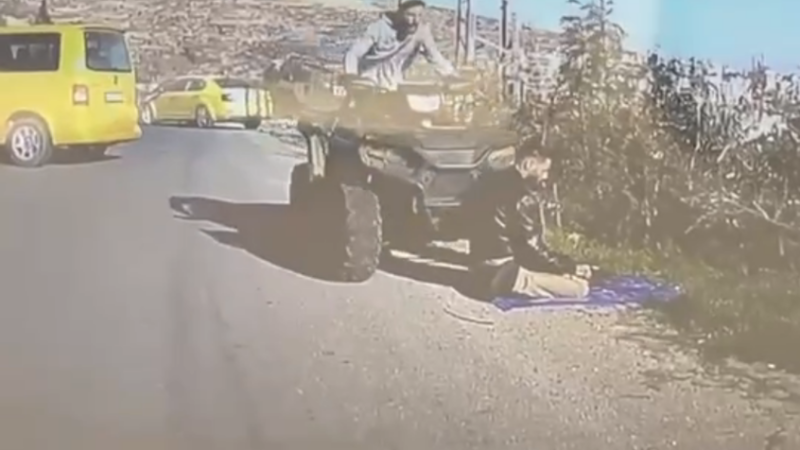 هل فعل ذلك عمدا؟.. فيديو صادم لجندي إسرائيلي يدهس فلسطينيا أثناء صلاته