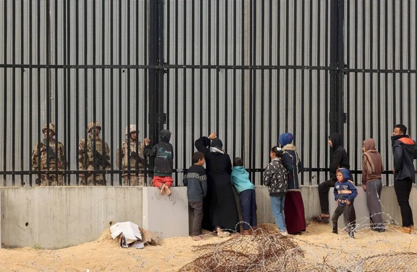 وزير خارجية مصر يتحدث عن “خطوط حمراء” في فلسطين و”ضغوط رهيبة” قاومتها القاهرة