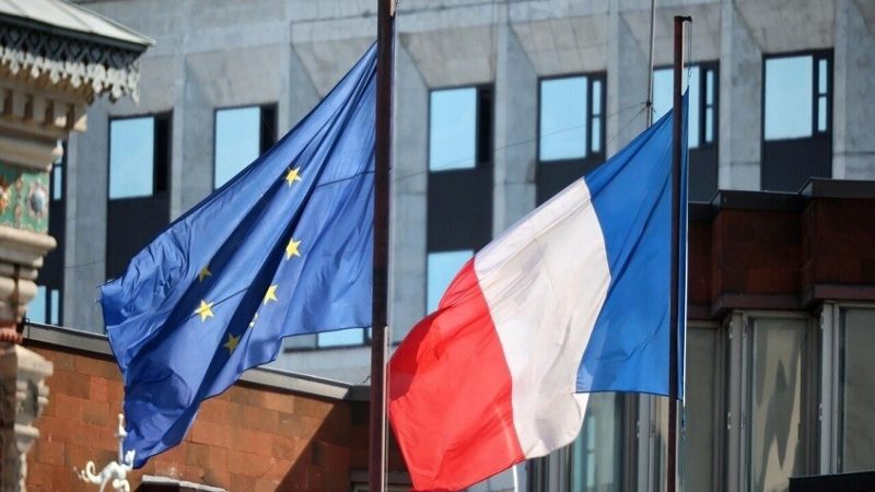 سياسي فرنسي ينتقد رغبة البرلمان الأوروبي في إرسال قوات إلى أوكرانيا تحت علم الاتحاد الأزرق