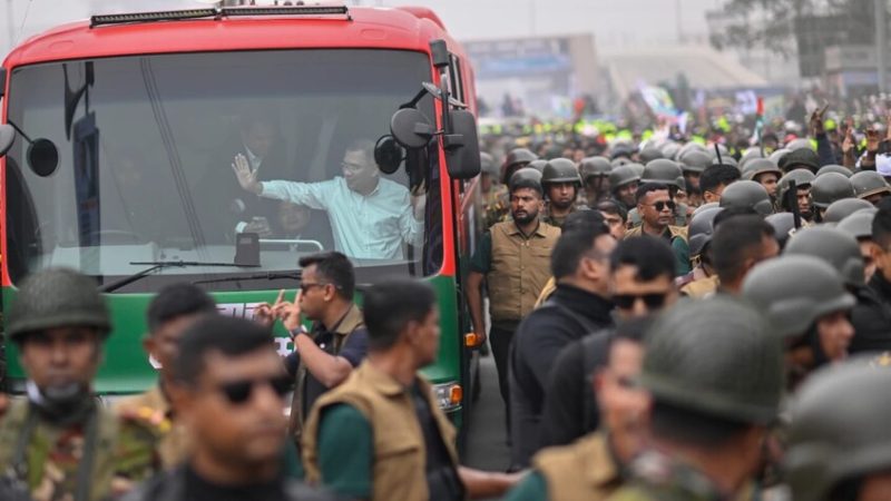 بعد 17 عاما.. المرشح لرئاسة الحكومة في بنغلاديش طارق رحمن يعود من المنفى (صور + فيديو)