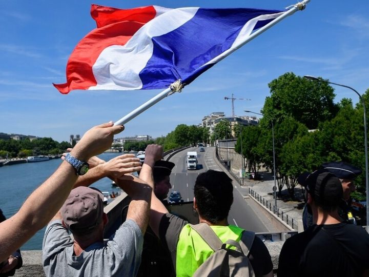 قناة تلفزيونية: الحاويات مكتظة بالقمامة بمنطقة ليل شمال فرنسا بسبب الإضراب