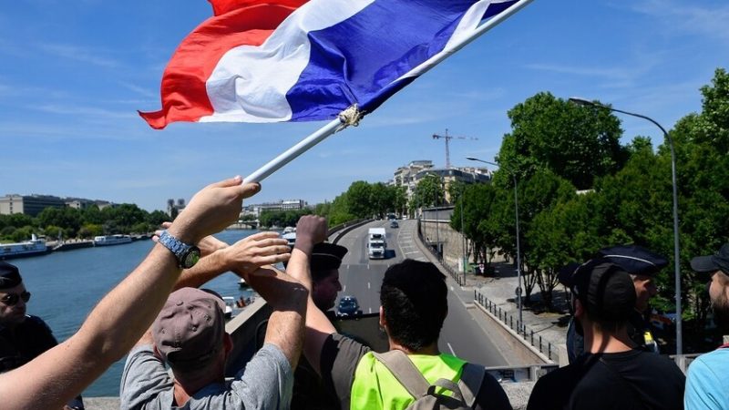 قناة تلفزيونية: الحاويات مكتظة بالقمامة بمنطقة ليل شمال فرنسا بسبب الإضراب