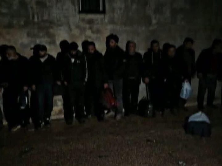 سوريا.. القبض على 12 شخصا على حدود لبنان بينهم عناصر وضباط سابقون بنظام الأسد (صورة + فيديو)