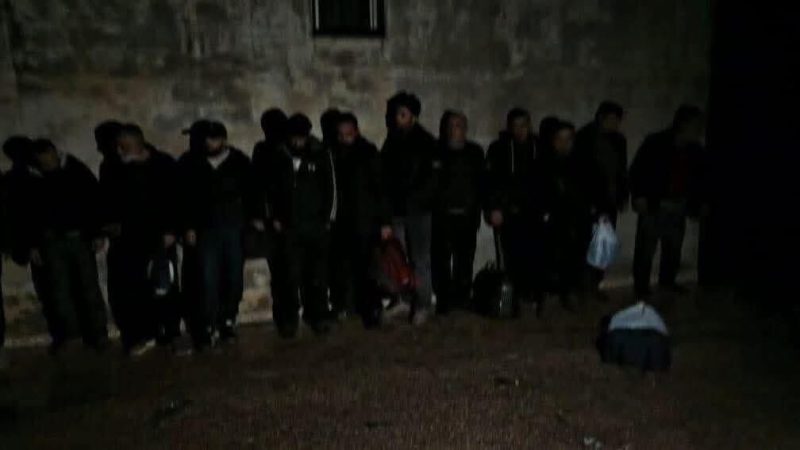 سوريا.. القبض على 12 شخصا على حدود لبنان بينهم عناصر وضباط سابقون بنظام الأسد (صورة + فيديو)