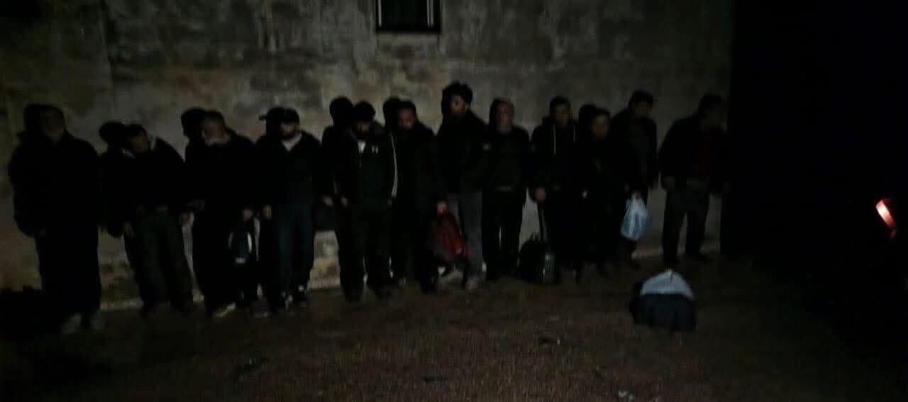 سوريا.. القبض على 12 شخصا على حدود لبنان بينهم عناصر وضباط سابقون بنظام الأسد (صورة + فيديو)