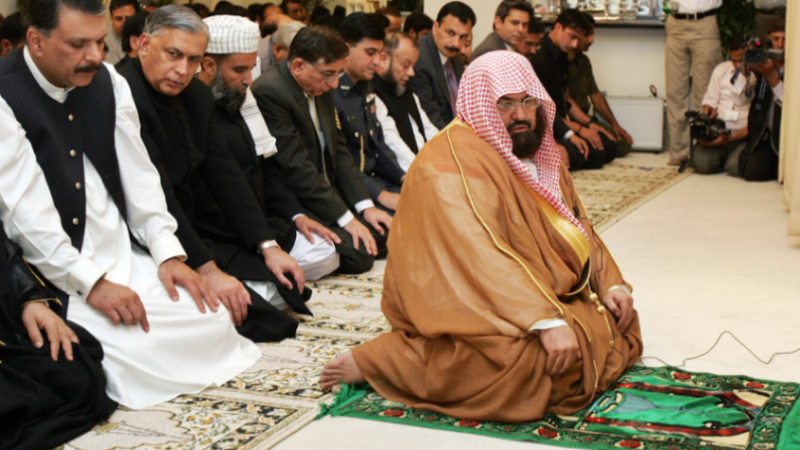 بعد حادثة صحن المطاف.. السديس يشيد بإنسانية رجل الأمن ويحذر من الكبائر