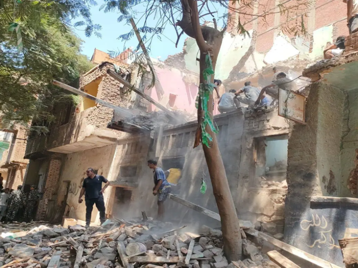 سقوط مفاجئ لـ3 منازل في مصر.. والحكومة تبرئ “الحشرة البيضاء”