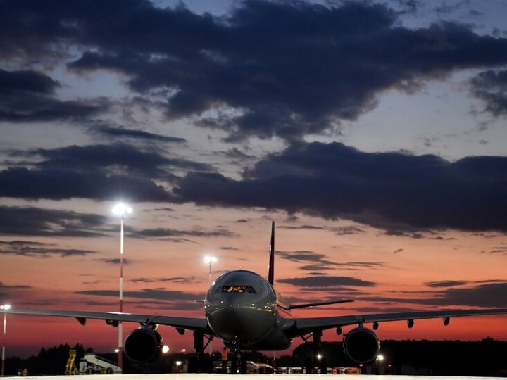 موقع: إلغاء أو تأجيل أكثر من 5000 رحلة جوية في الولايات المتحدة بسبب تساقط الثلوج