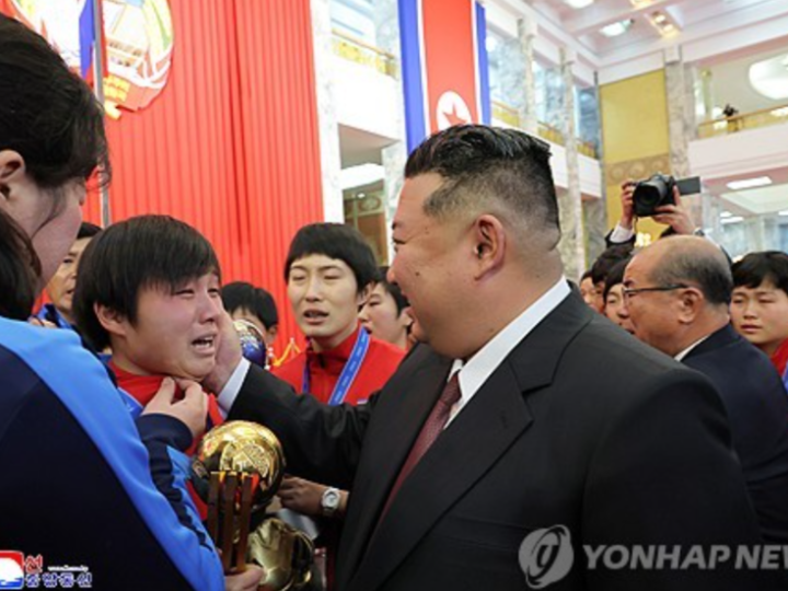 كيم جونغ‑أون يحتفل بيوم الدستور ويكرم بطلات العالم تحت 17 عاما في بيونغ يانغ