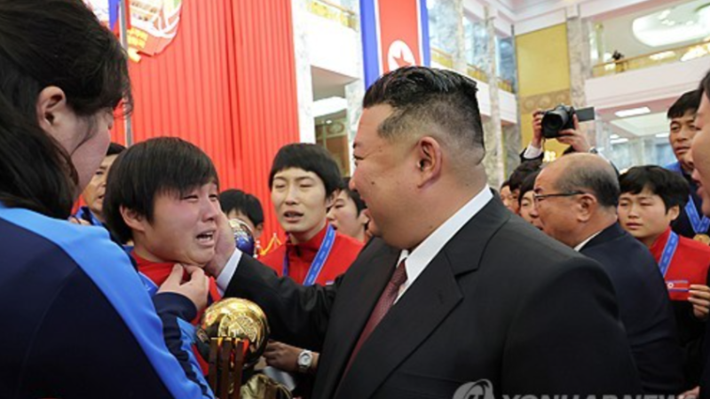 كيم جونغ‑أون يحتفل بيوم الدستور ويكرم بطلات العالم تحت 17 عاما في بيونغ يانغ