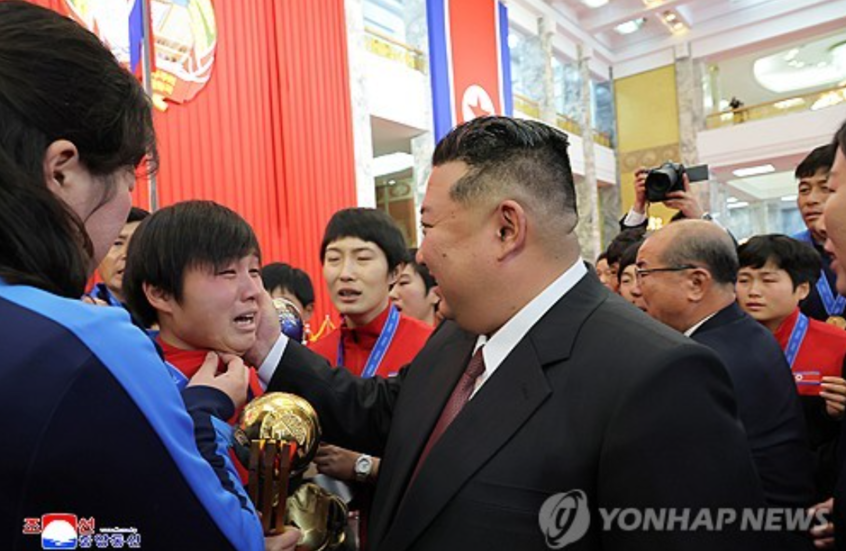 كيم جونغ‑أون يحتفل بيوم الدستور ويكرم بطلات العالم تحت 17 عاما في بيونغ يانغ