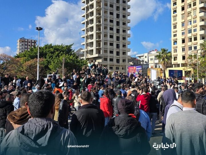 بالصور..  احتجاجات للسوريين في اللاذقية وطرطوس للمطالبة بالإفراج عن المعتقلين