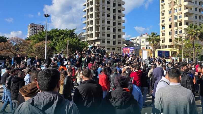 بالصور..  احتجاجات للسوريين في اللاذقية وطرطوس للمطالبة بالإفراج عن المعتقلين