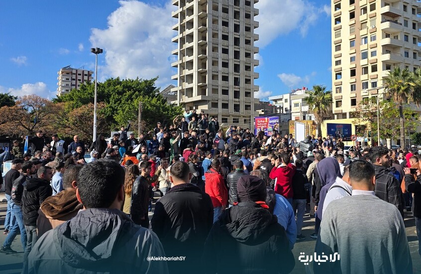 بالصور..  احتجاجات للسوريين في اللاذقية وطرطوس للمطالبة بالإفراج عن المعتقلين