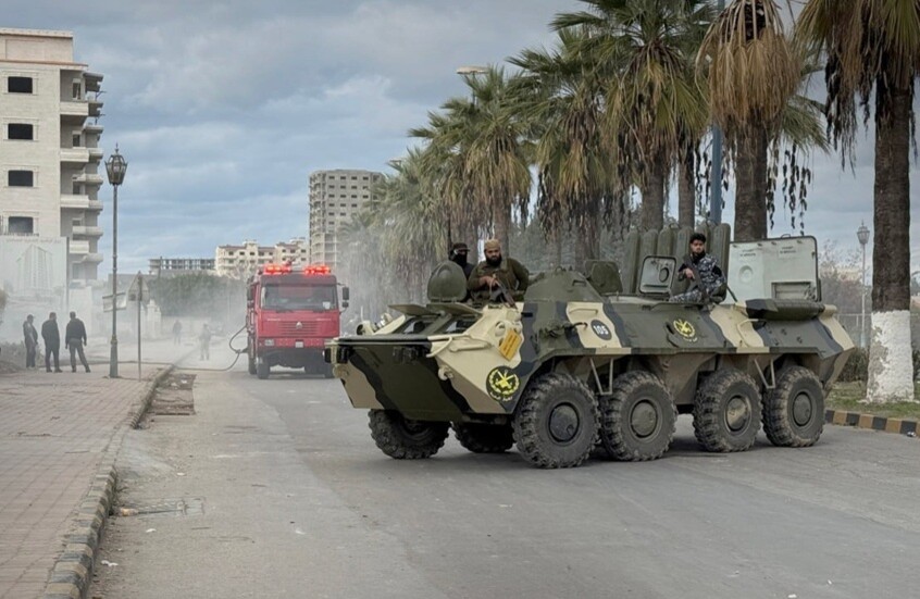 سوريا.. الداخلية تعلن مقتل أحد عناصر الأمن أثناء تأمين الاحتجاجات في اللاذقية