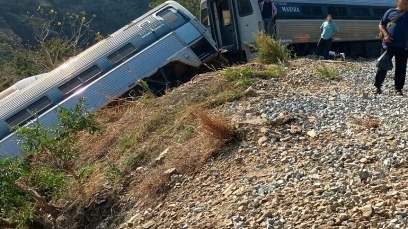 مصرع 13 شخصا وإصابة 98 جراء انحراف قطار عن القضبان في المكسيك