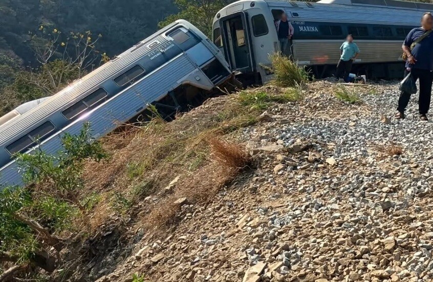 مصرع 13 شخصا وإصابة 98 جراء انحراف قطار عن القضبان في المكسيك