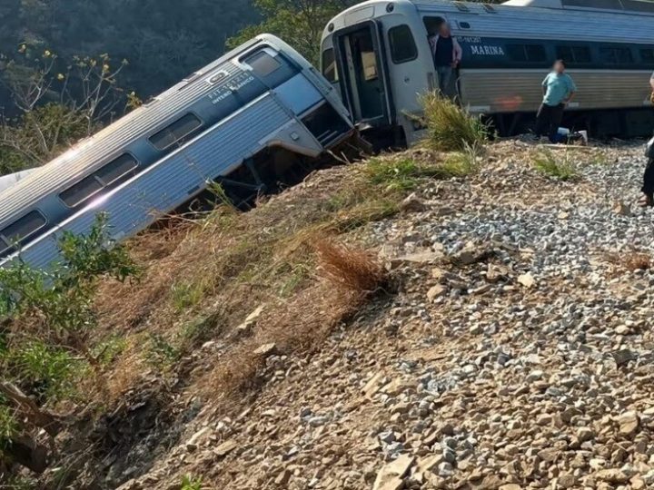 مصرع 13 شخصا وإصابة 98 جراء انحراف قطار عن القضبان في المكسيك