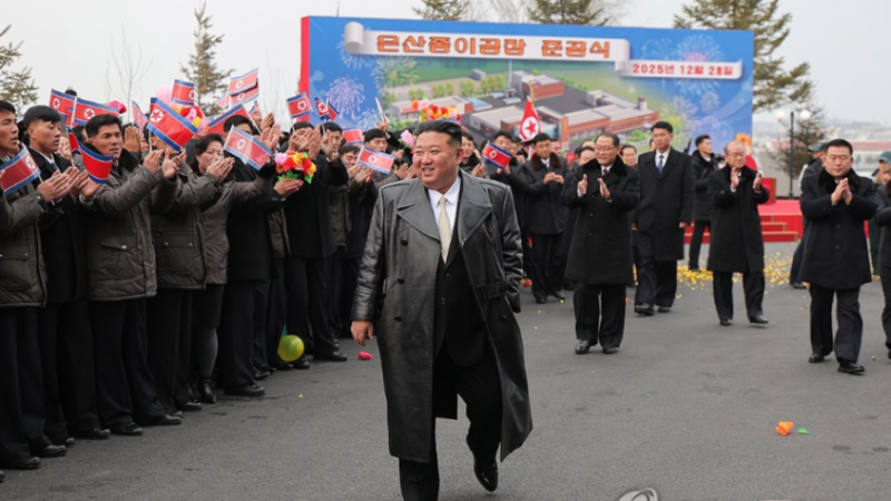 كيم جونغ-أون يفتتح مصنع ورق في أونسان ضمن خطة التنمية الإقليمية