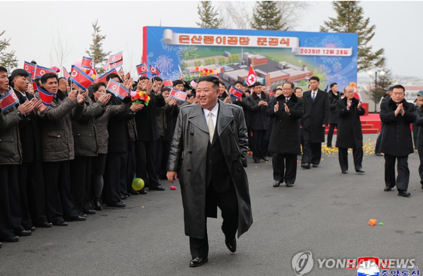 كيم جونغ-أون يفتتح مصنع ورق في أونسان ضمن خطة التنمية الإقليمية