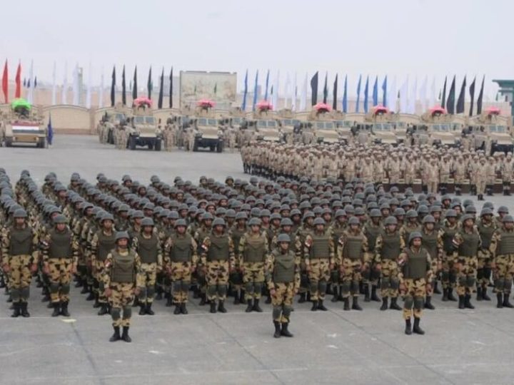 “هل هي رسالة تهديد؟”.. الإلعام العبري يرصد وصول وحدات مظليين وكوماندوز مصرية إلى شرق سيناء