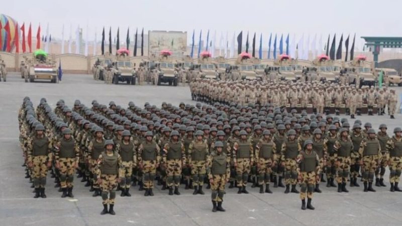 “هل هي رسالة تهديد؟”.. الإلعام العبري يرصد وصول وحدات مظليين وكوماندوز مصرية إلى شرق سيناء