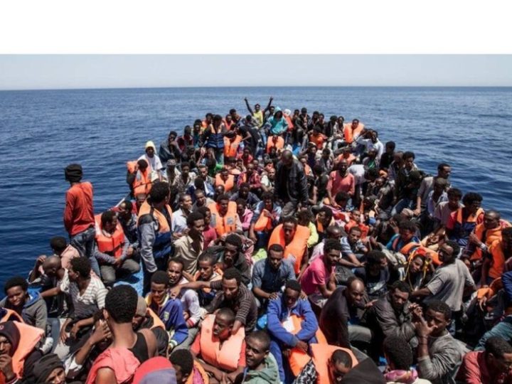 رحلة “قوارب الموت” تنتهي في اليونان.. الكشف عن تورط مصري في تهريب 31 مهاجرا انطلقوا من ليبيا